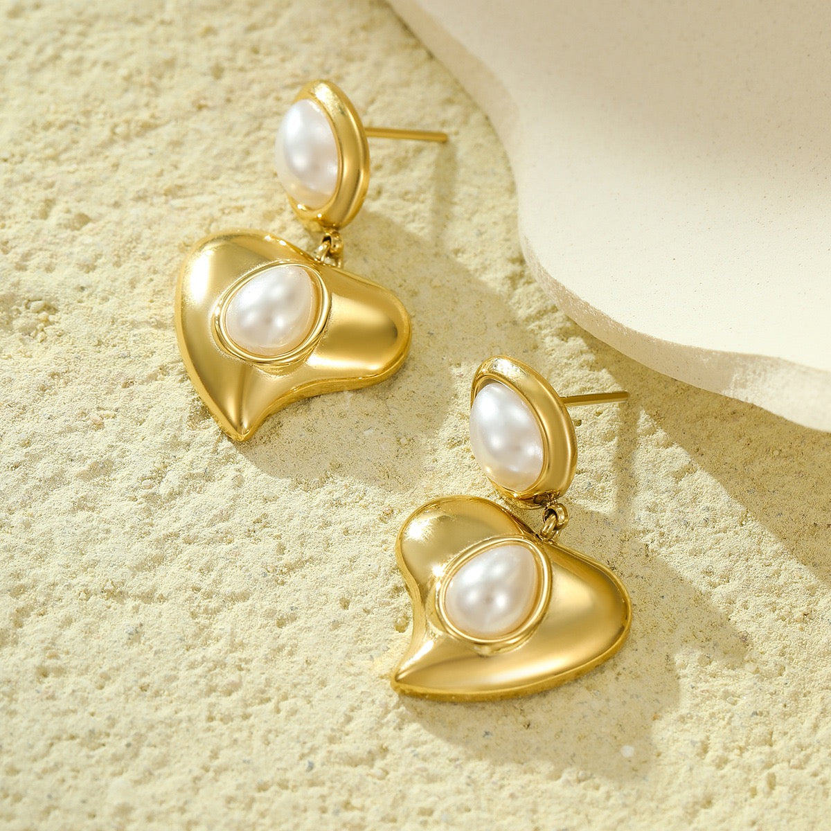 Sisu heart pearly earrings