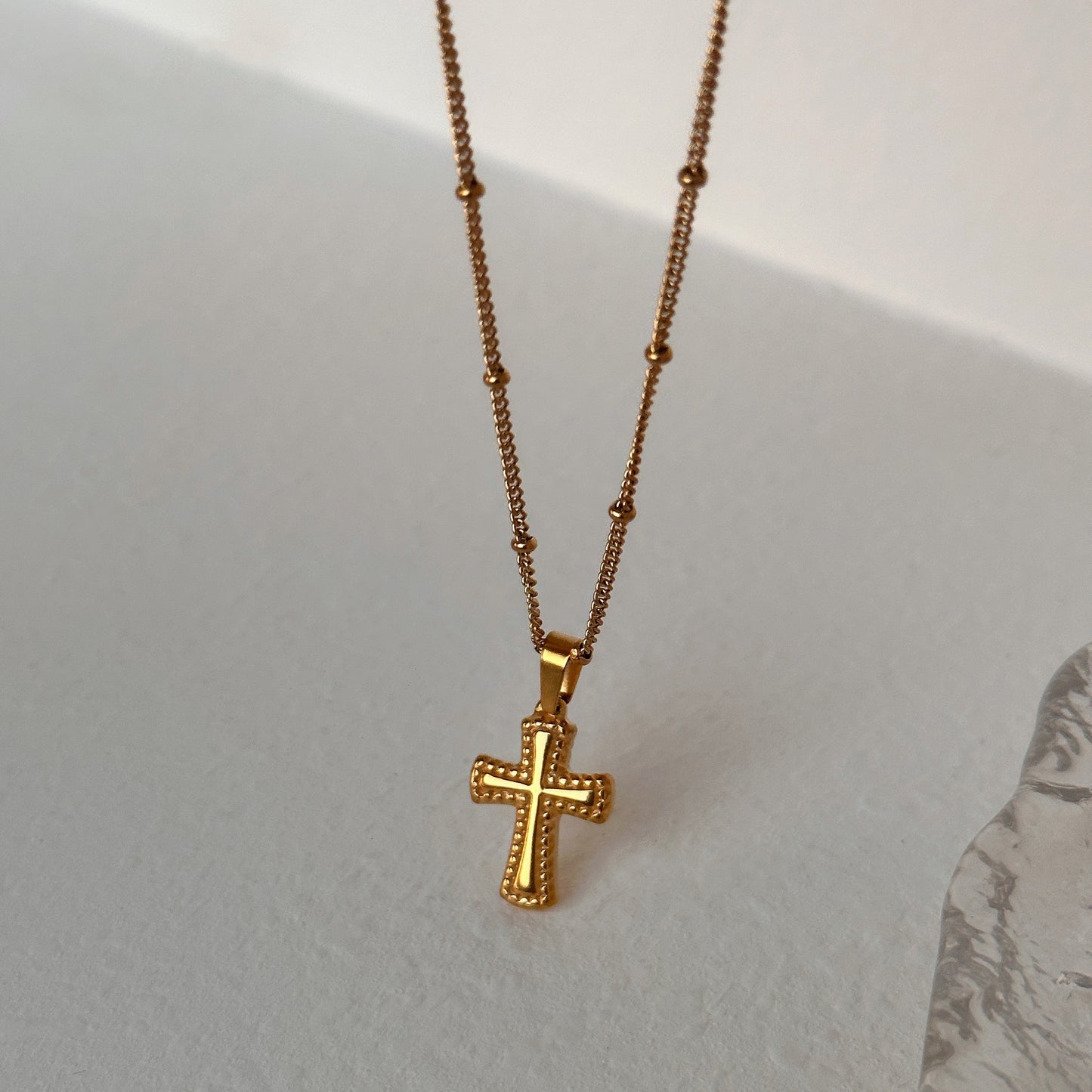 Cross pendant necklace