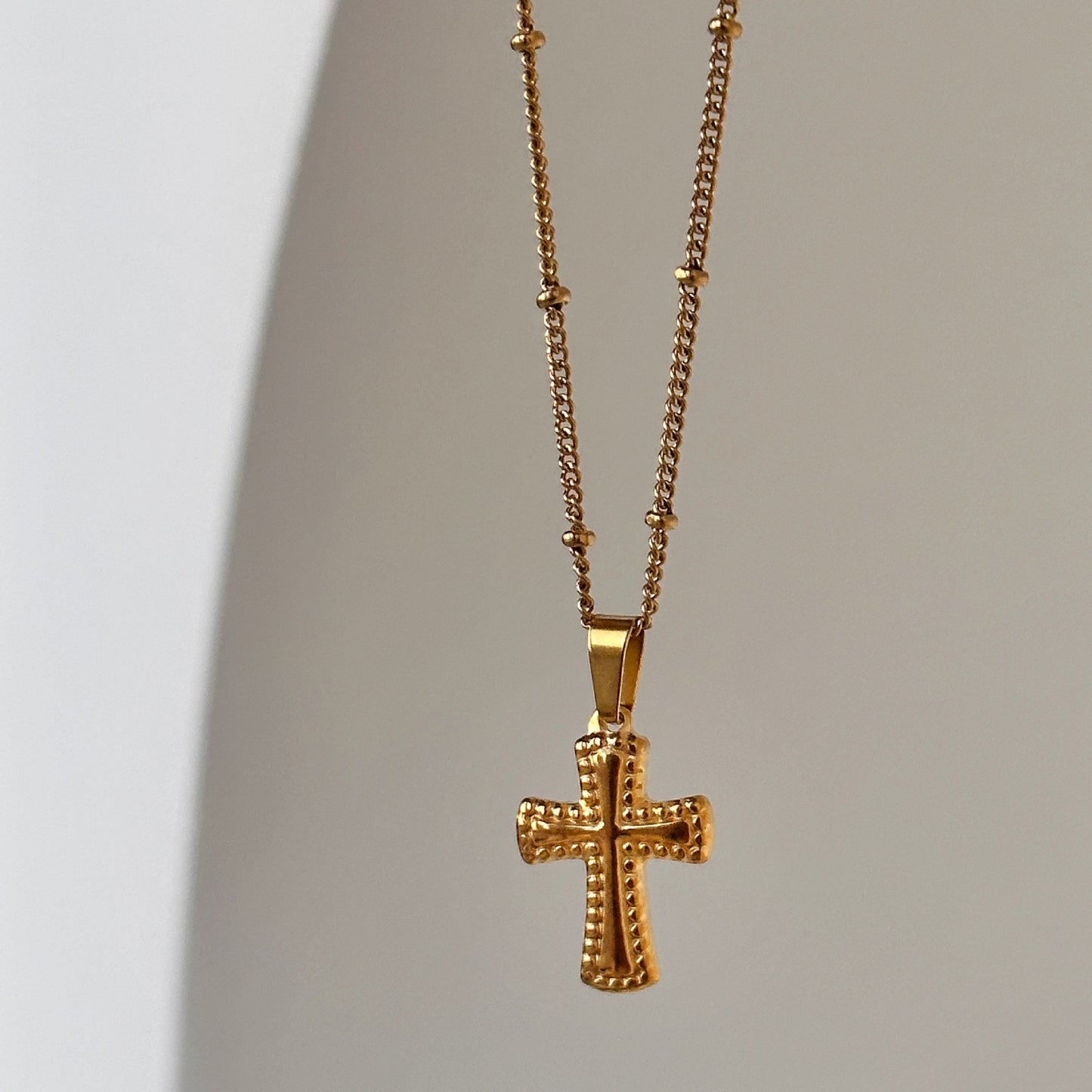 Cross pendant necklace