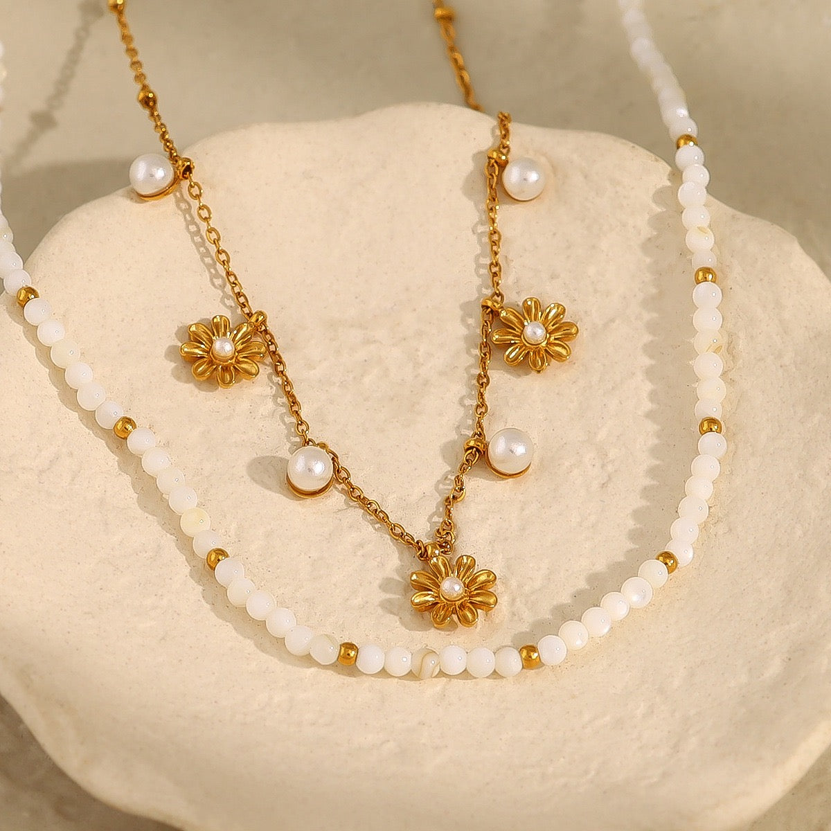 Sanity Daisy pearly necklace