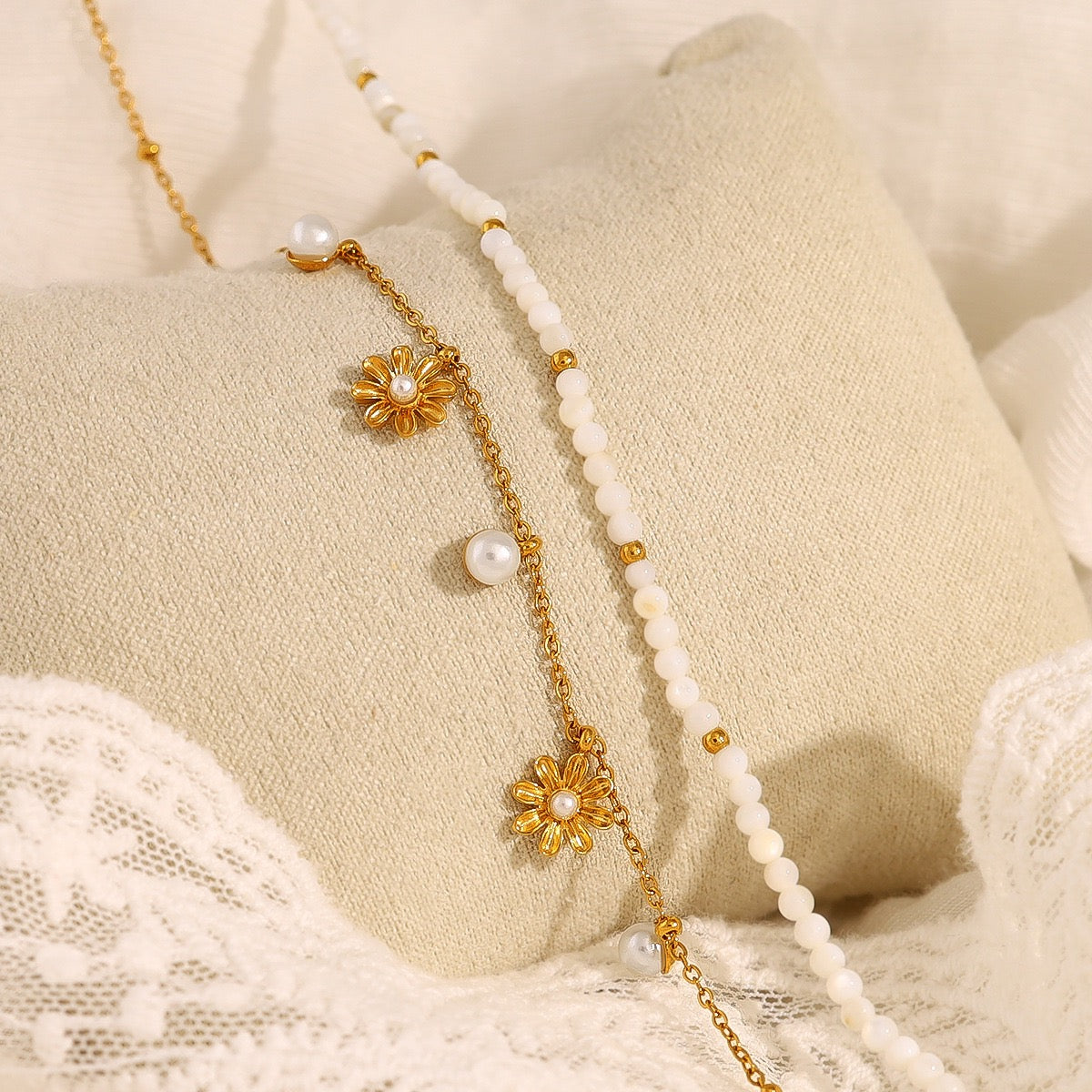 Sanity Daisy pearly necklace