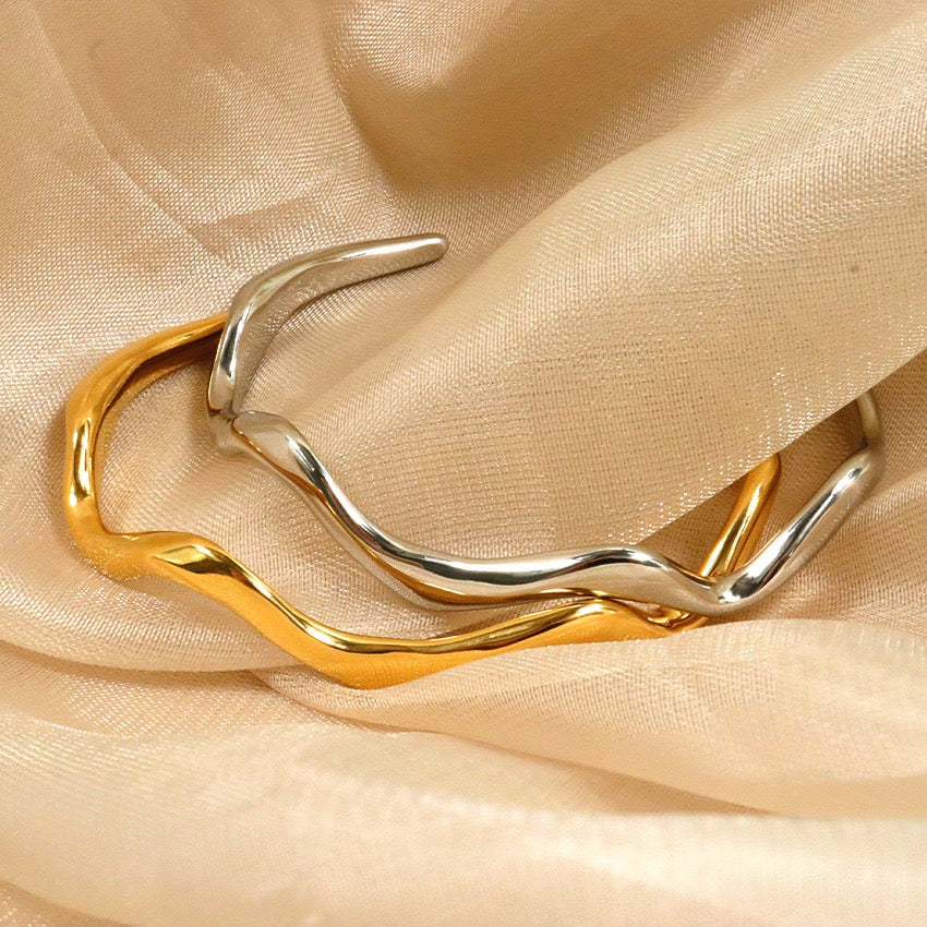 Small wave bangle