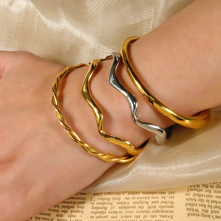 Small wave bangle
