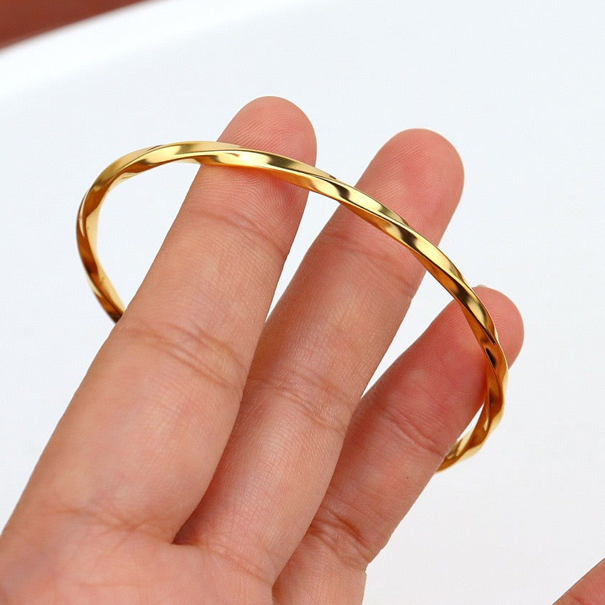 Thin twirl twist bangle