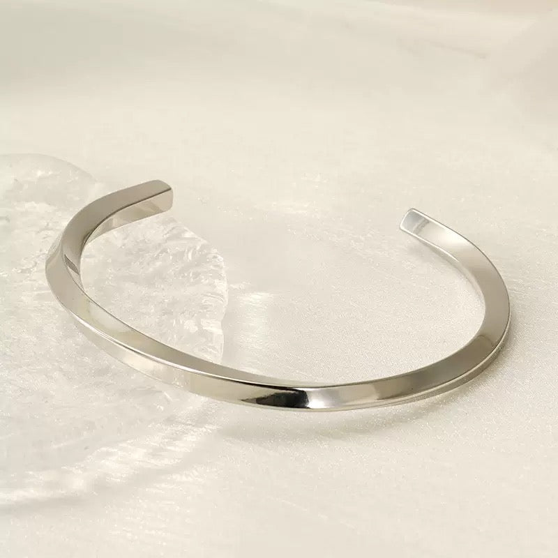 Twist classic bangle