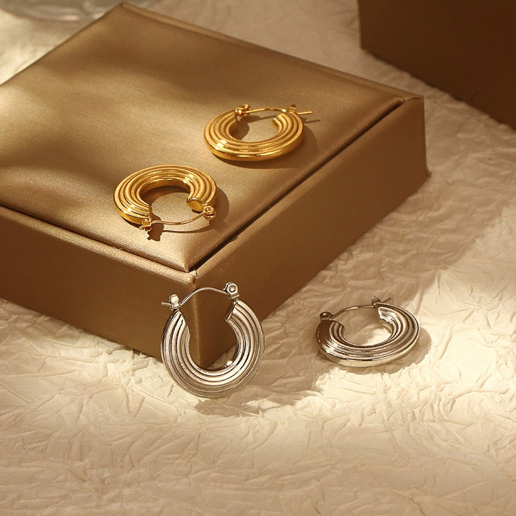 Flipped hoops earrings