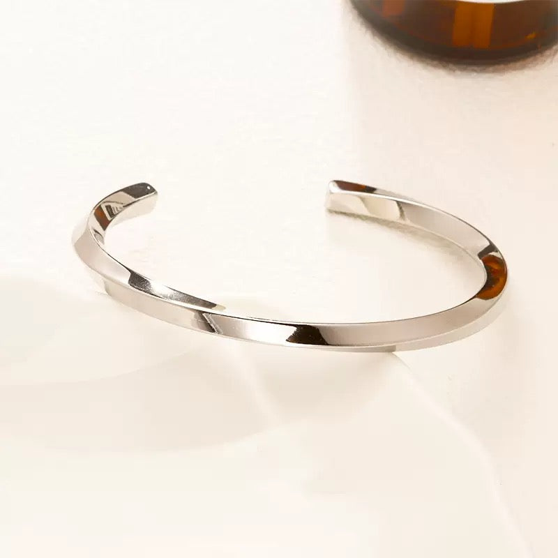 Twist classic bangle