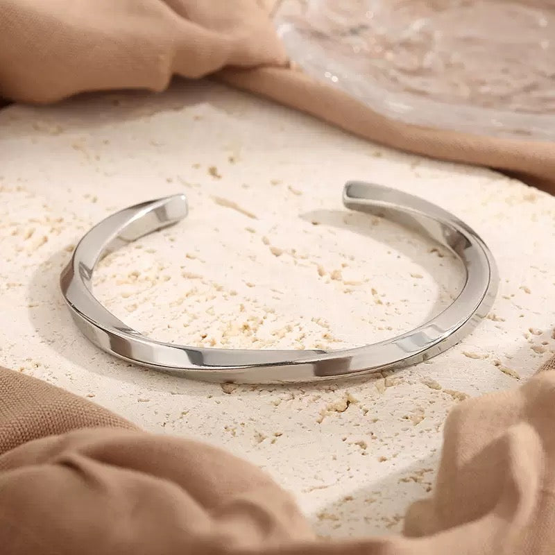Twist classic bangle