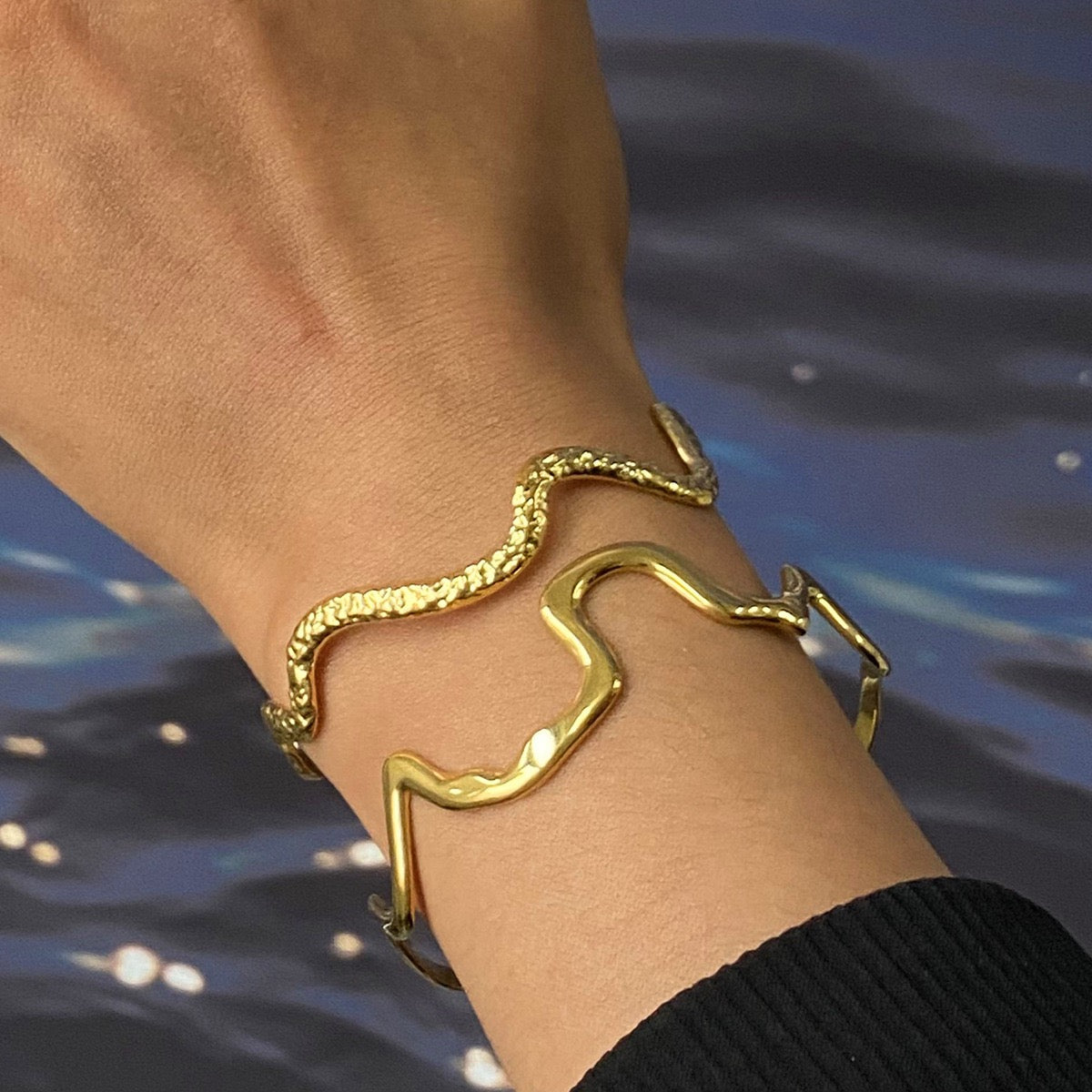 Waves of Bondi bangles