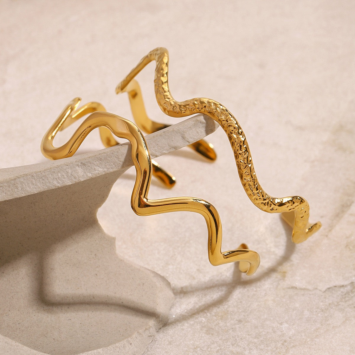 Waves of Bondi bangles