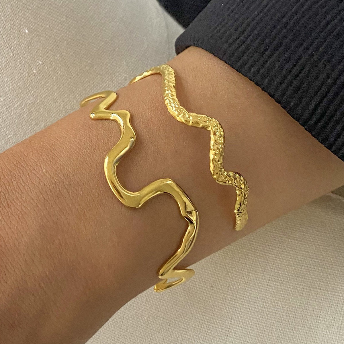 Waves of Bondi bangles