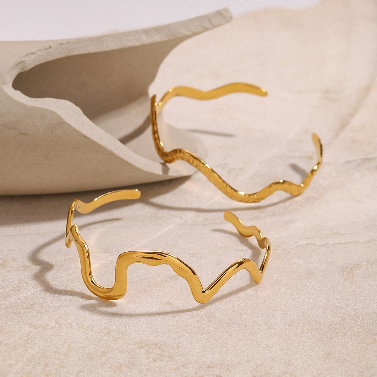 Waves of Bondi bangles