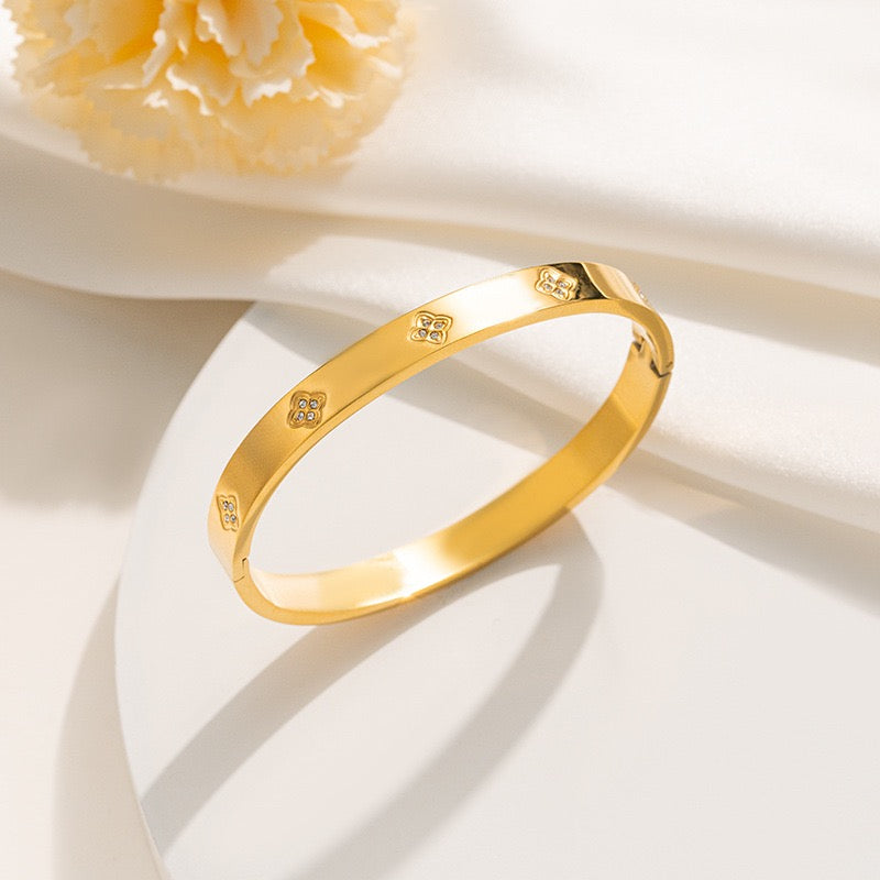 Clover flower bangle