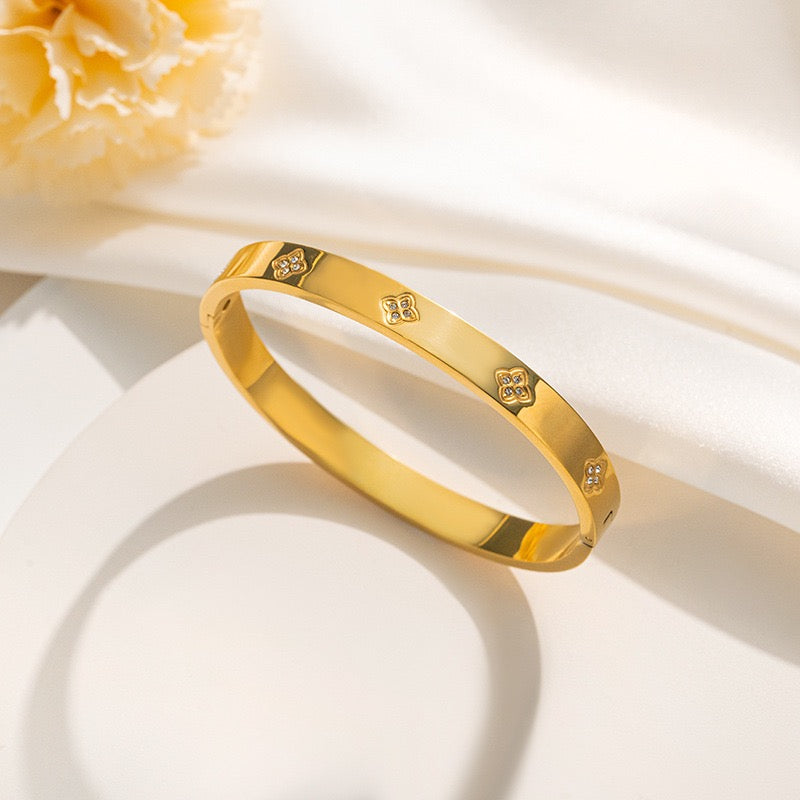 Clover flower bangle