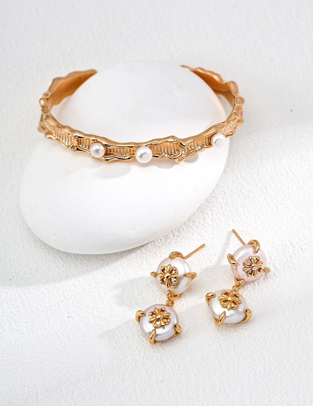 Vintage look pearl earrings