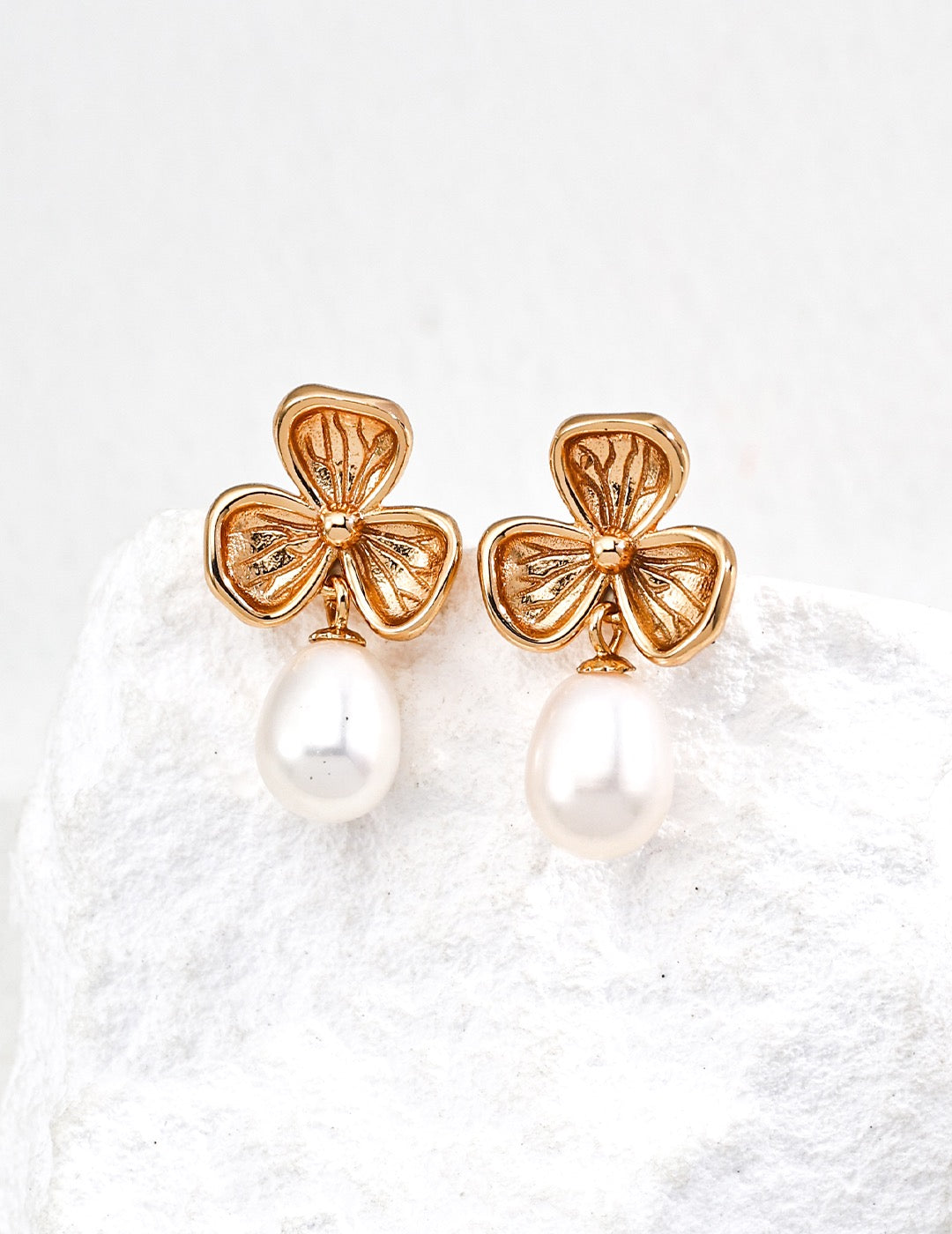 Clover flower pearl earrings