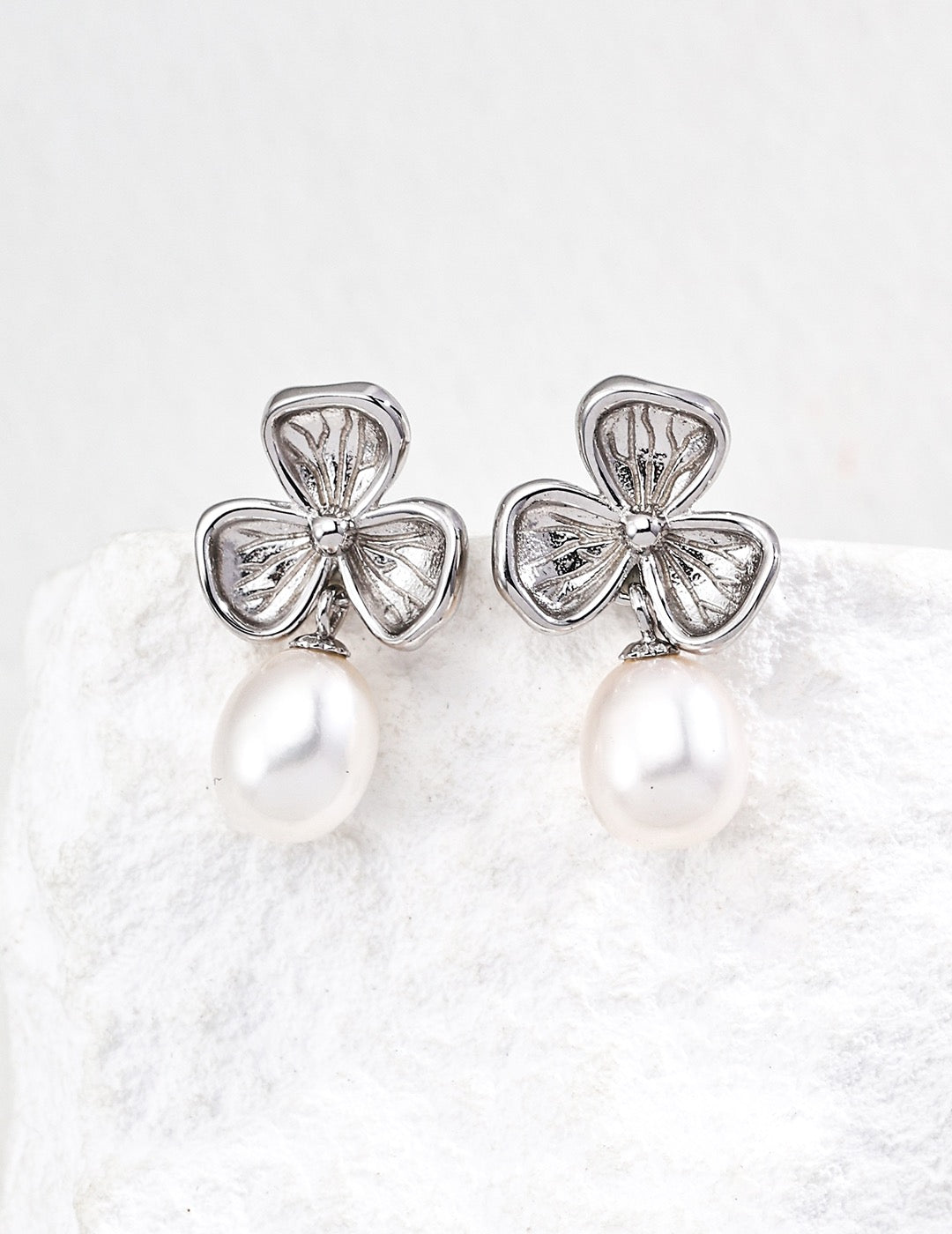 Clover flower pearl earrings