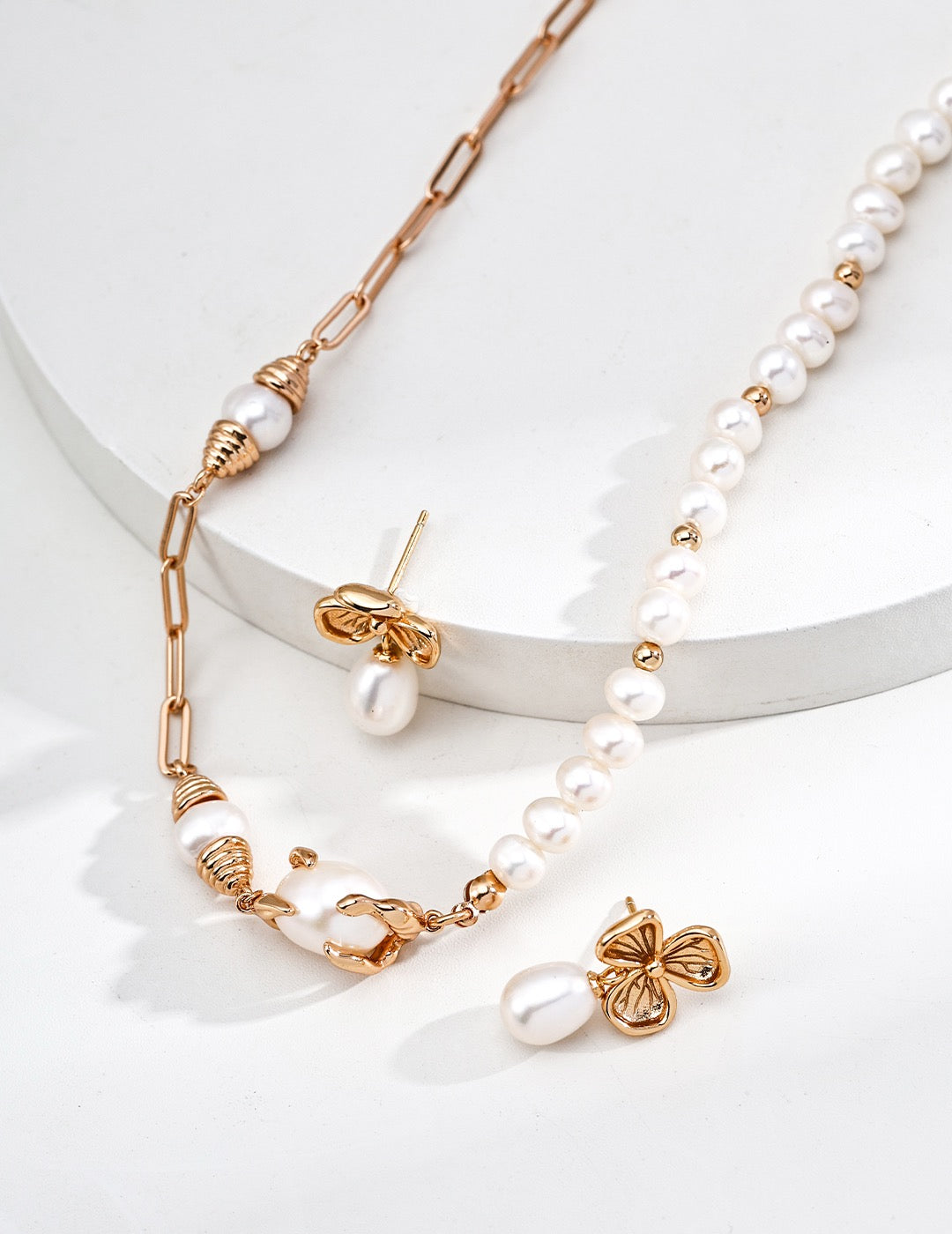 Clover flower pearl earrings