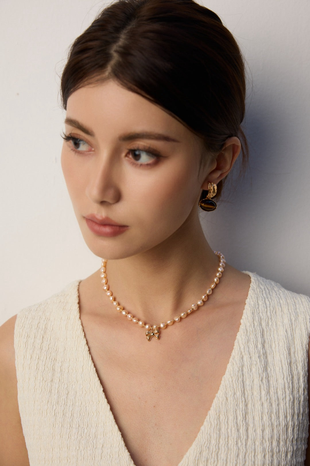 Champagne pearls bow necklace