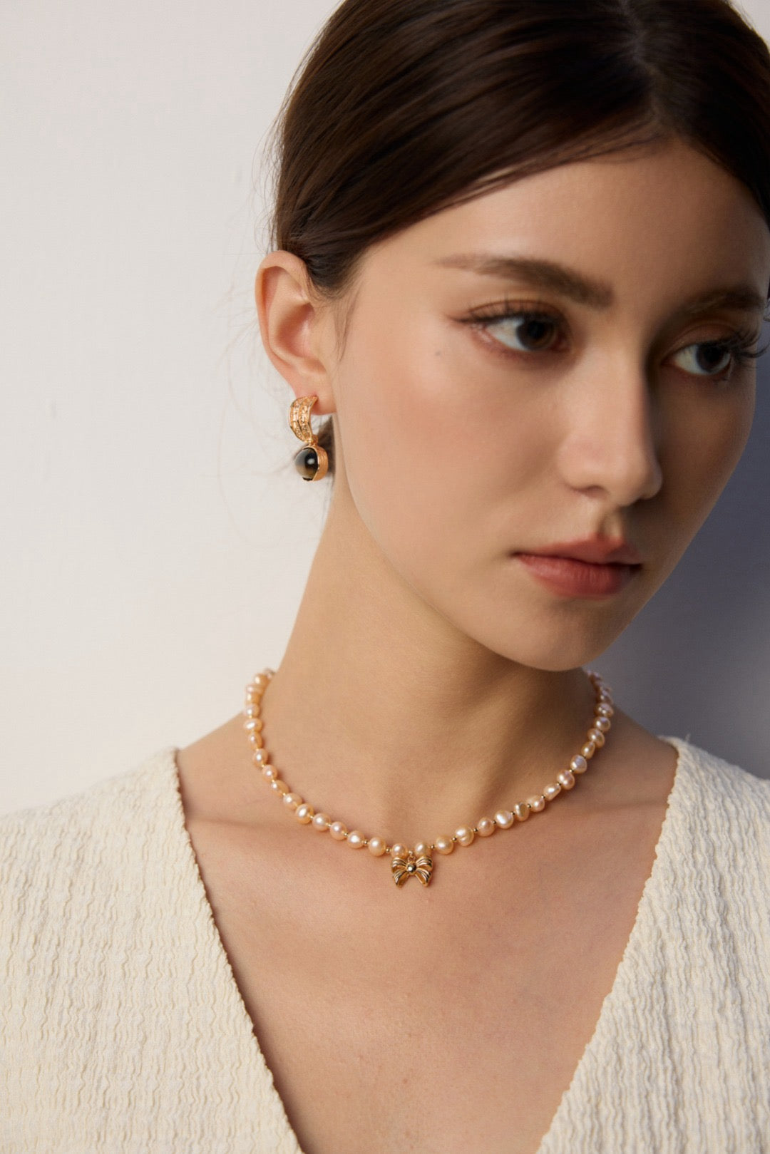 Champagne pearls bow necklace