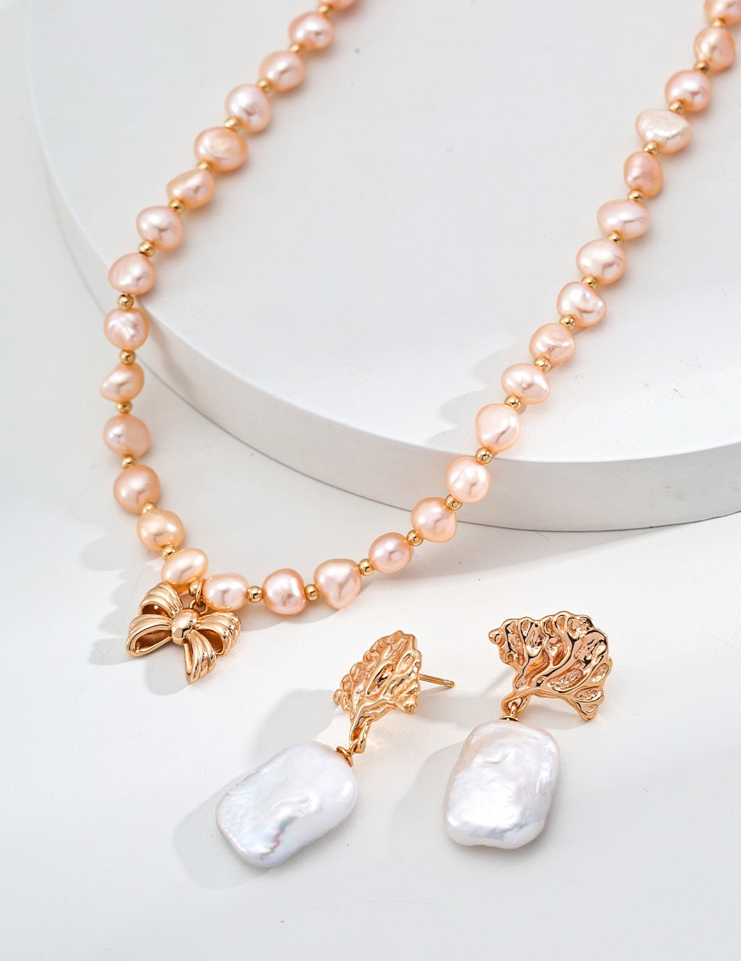 Champagne pearls bow necklace
