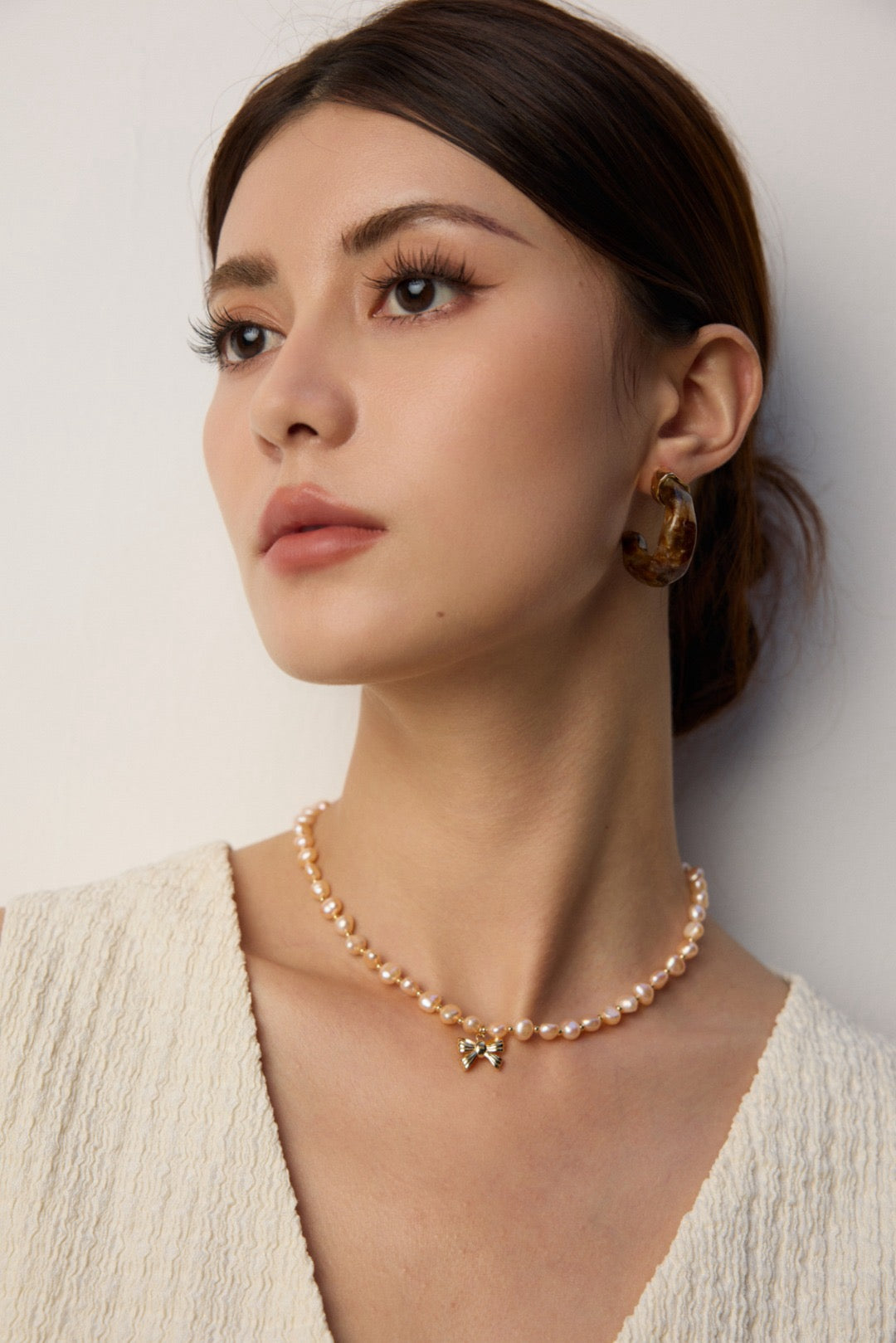 Champagne pearls bow necklace