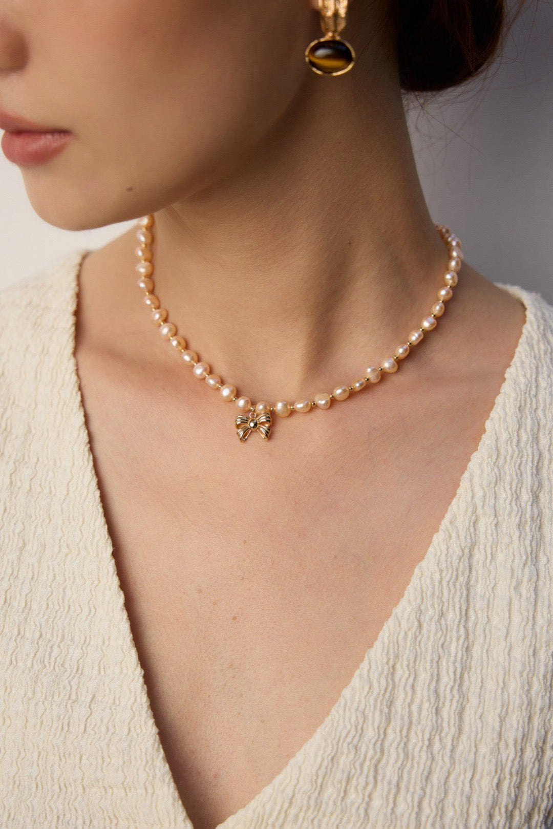 Champagne pearls bow necklace