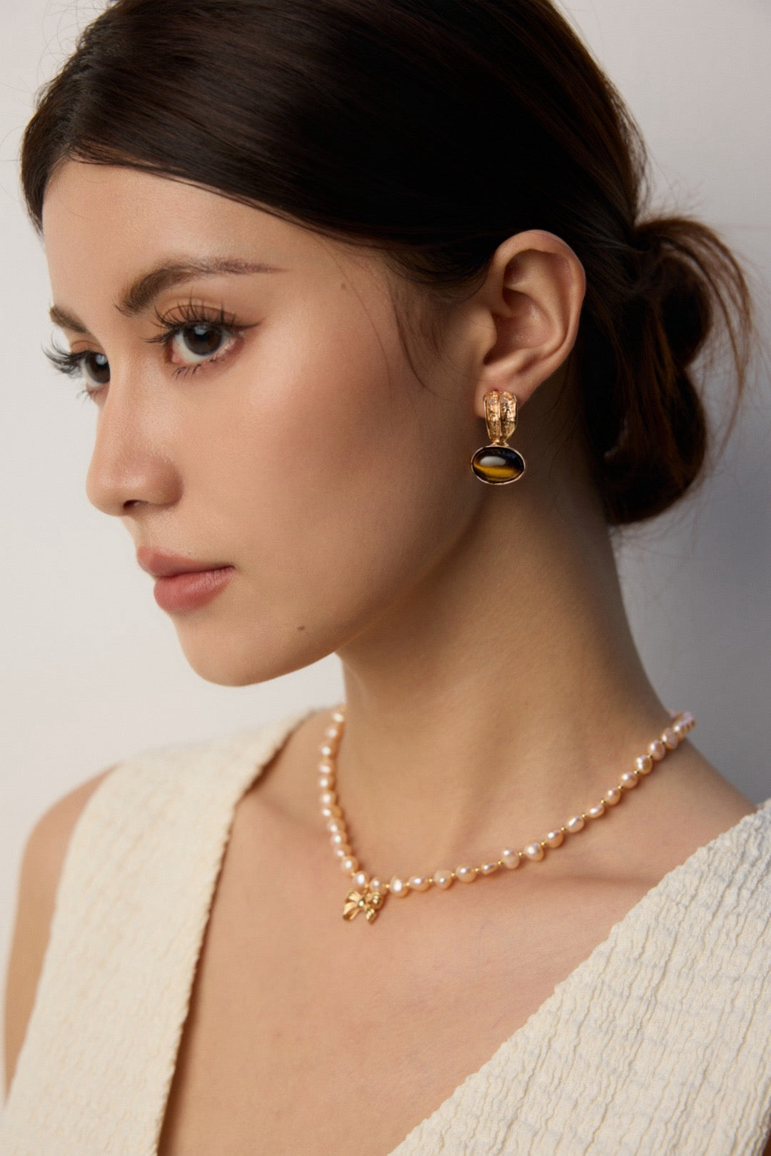 Champagne pearls bow necklace