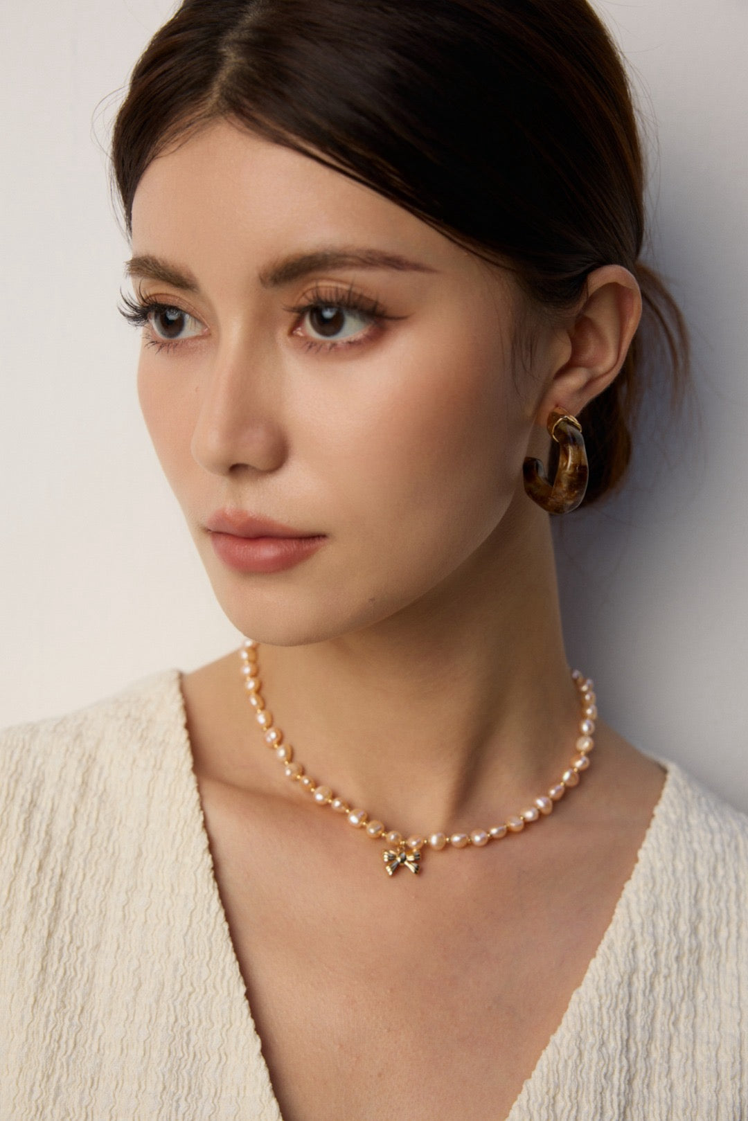 Champagne pearls bow necklace