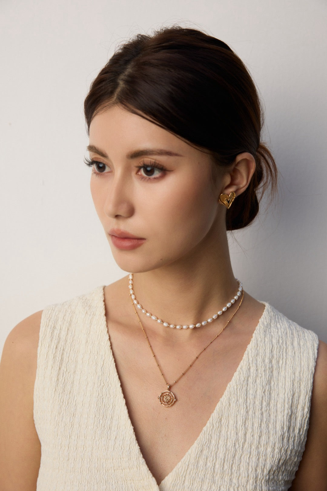 Classic golden pearl necklace