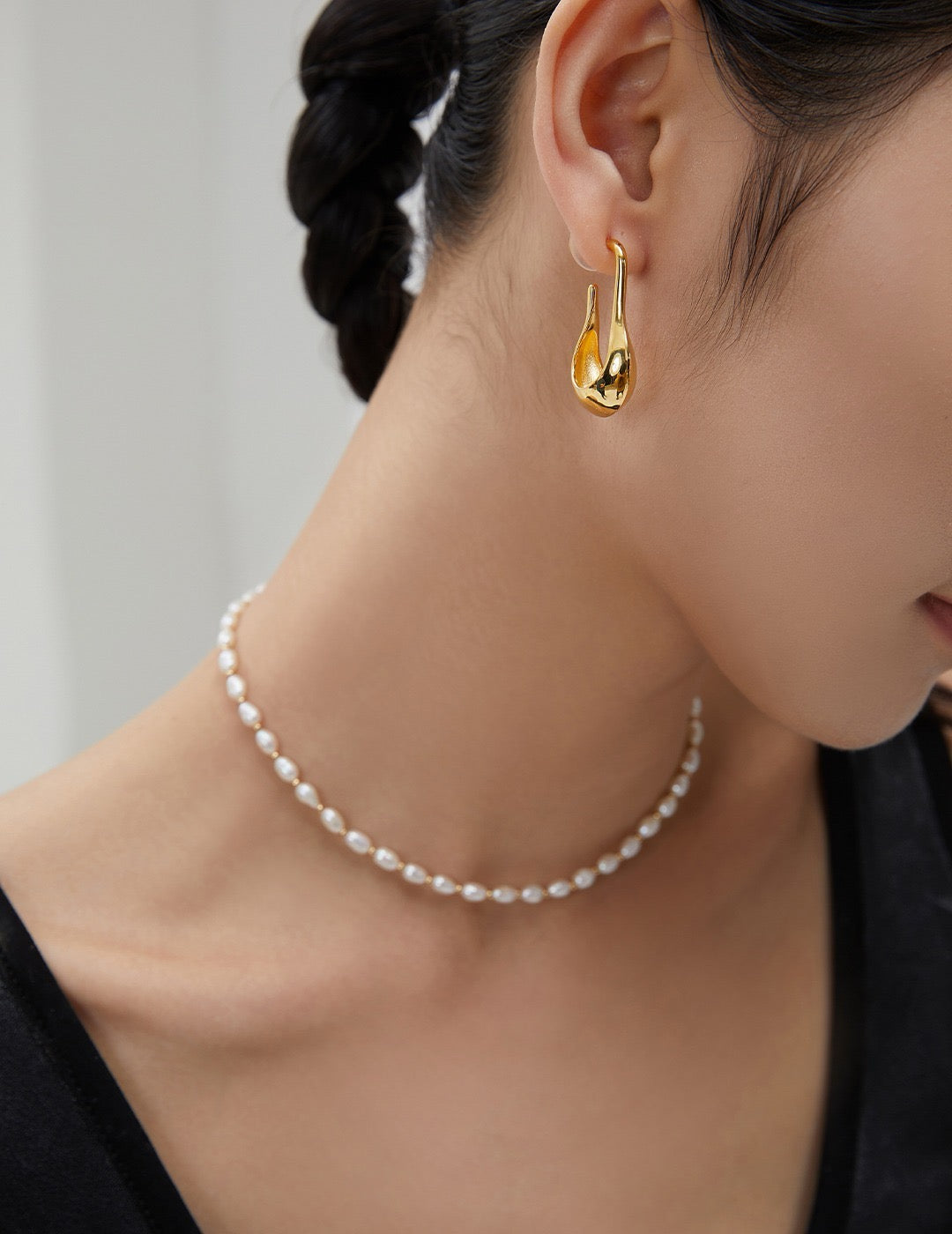 Classic golden pearl necklace