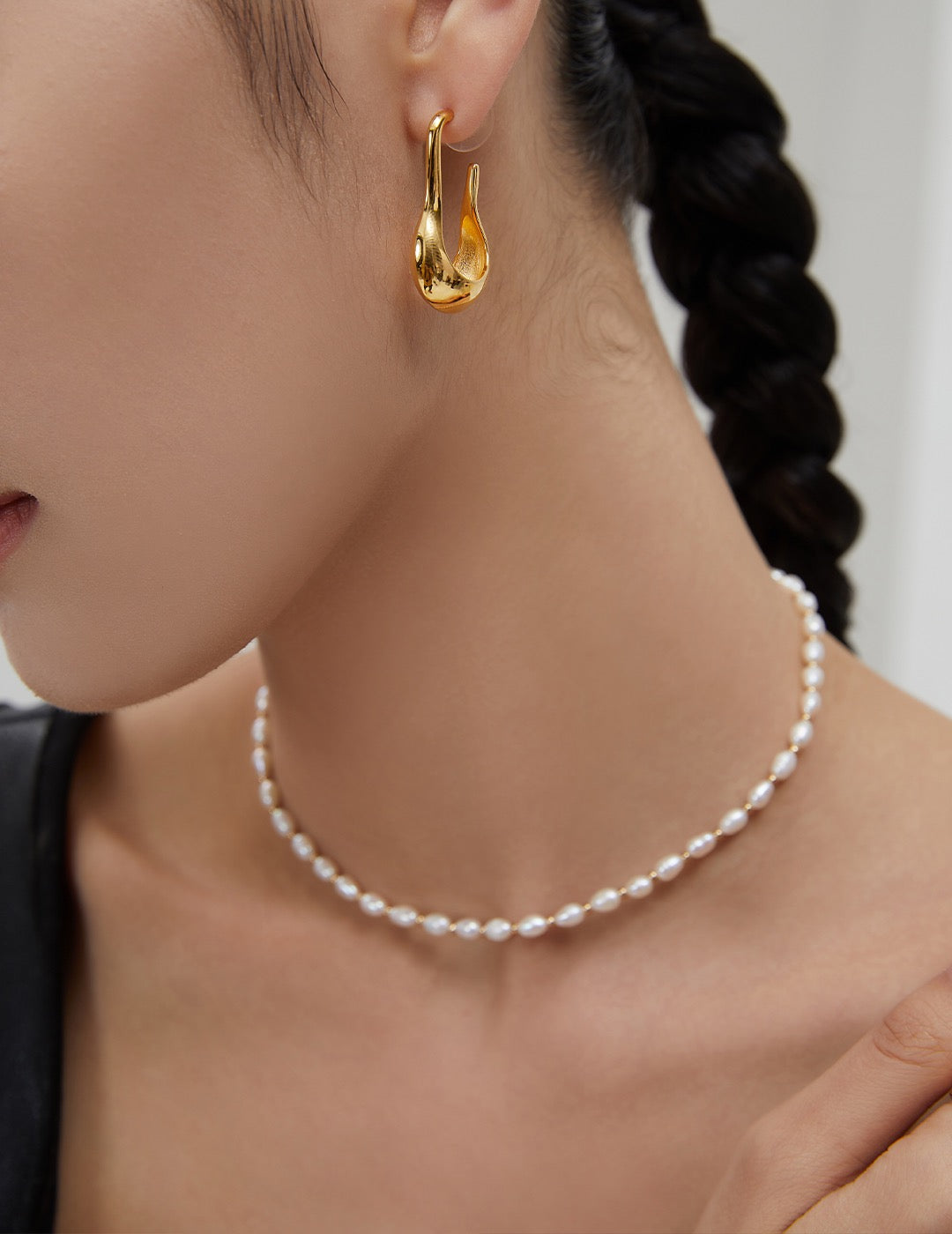 Classic golden pearl necklace