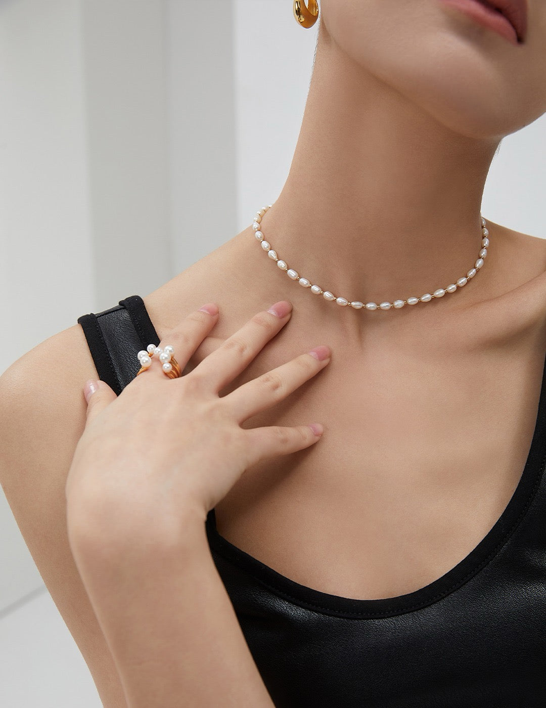 Classic golden pearl necklace