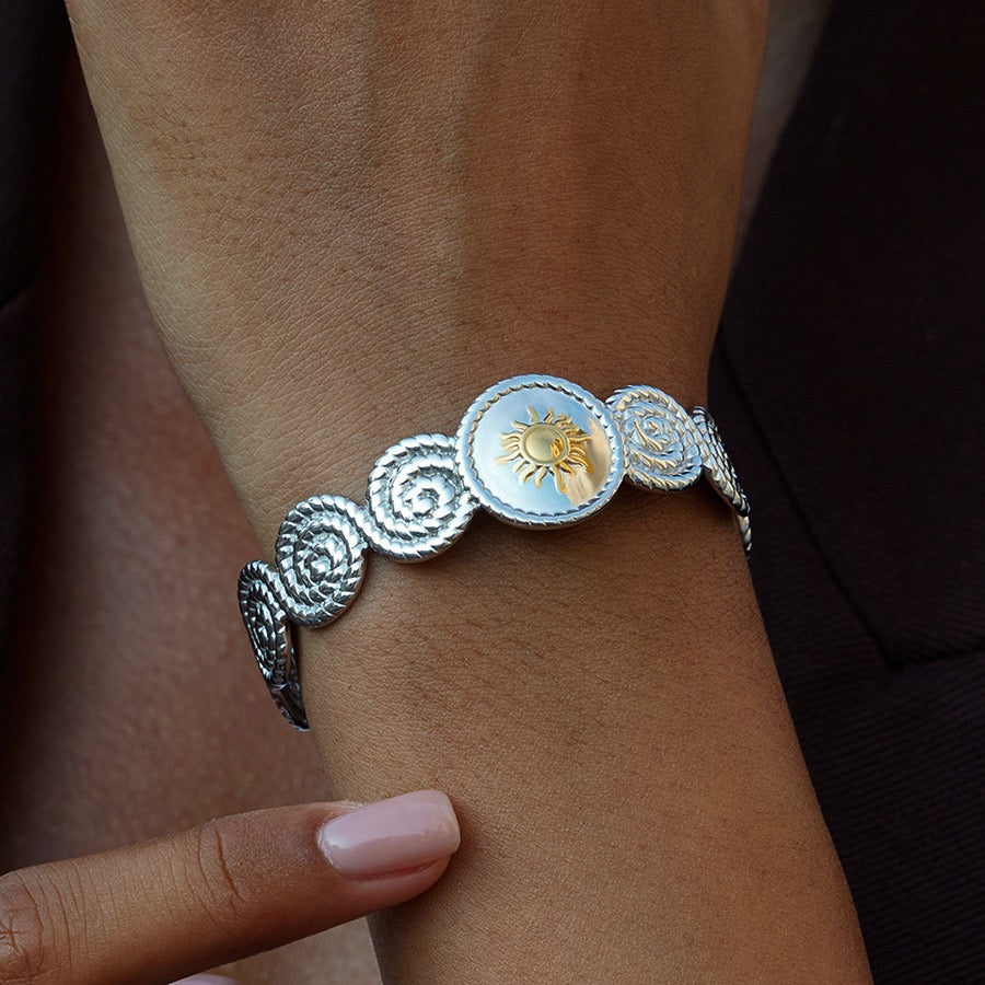 Gibi swirl sun bangle