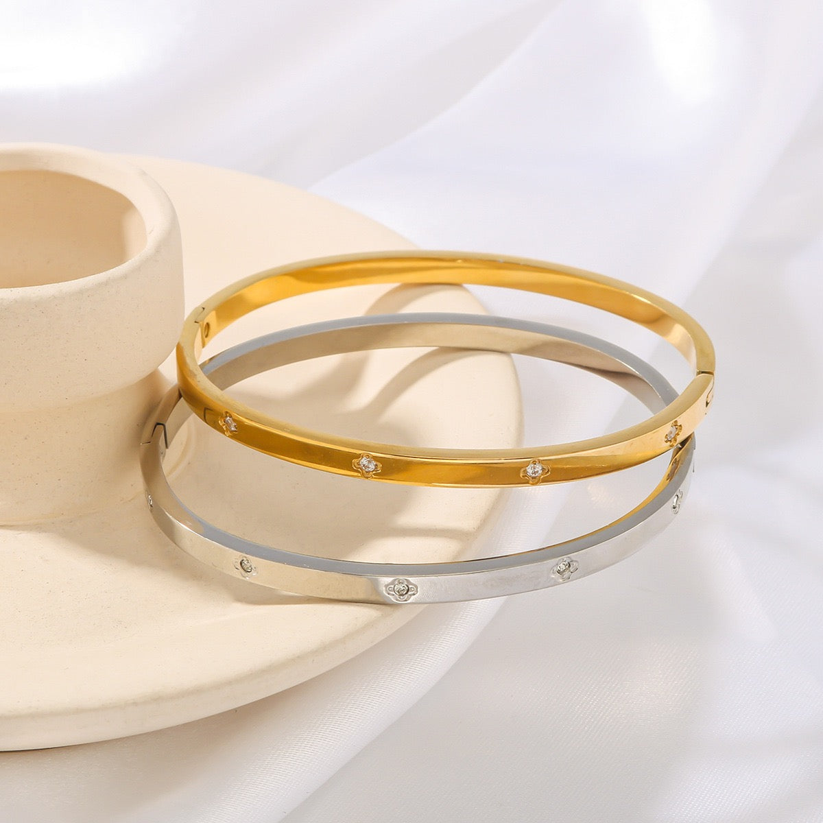 Liora clover flower bangle