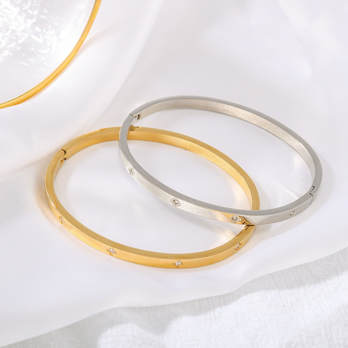 Liora clover flower bangle