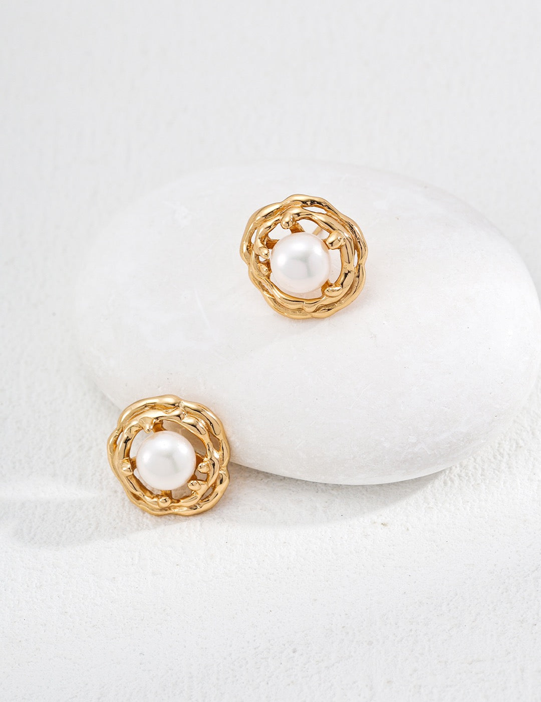 Classic pearl studs
