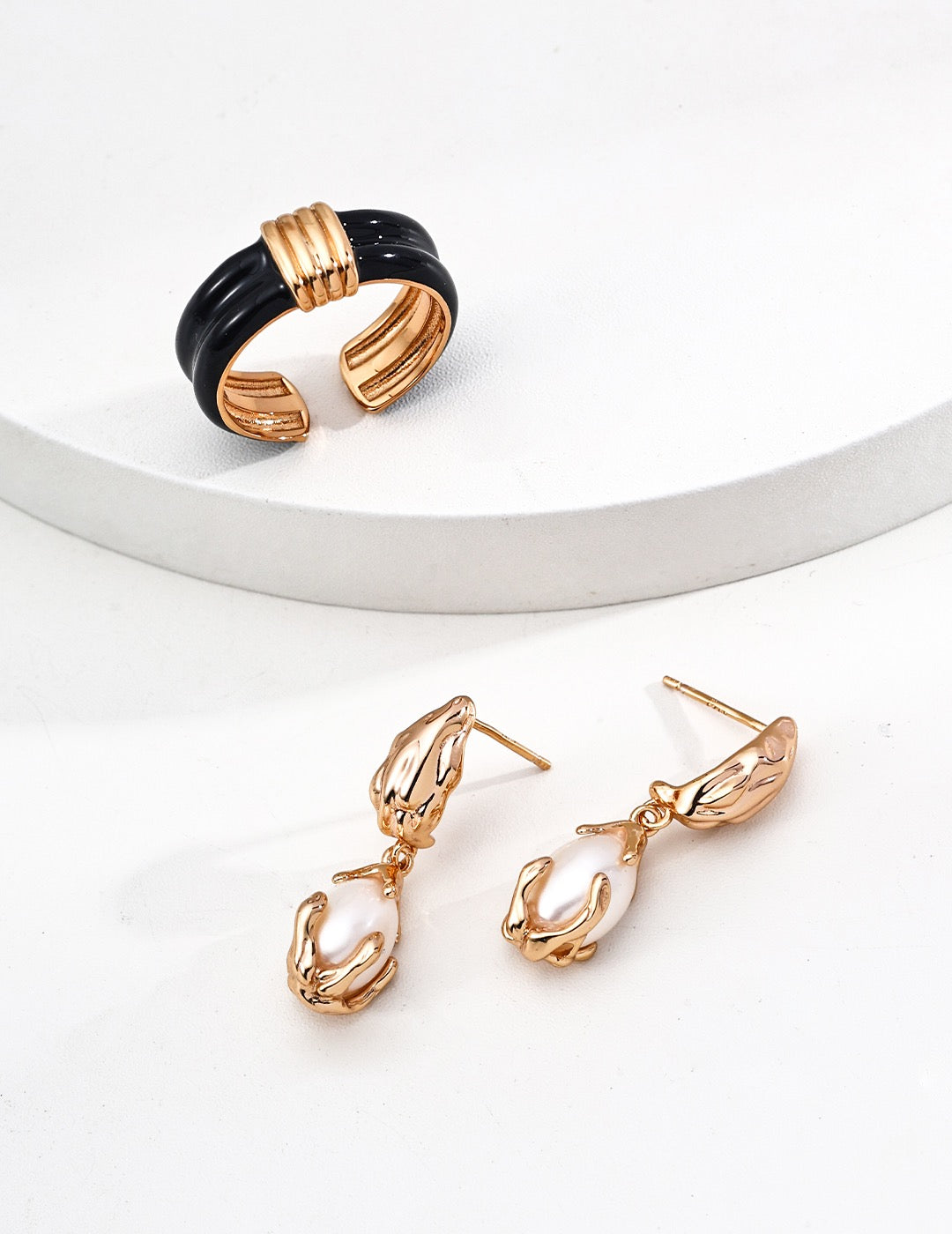 Dragon eggs pearl earrings