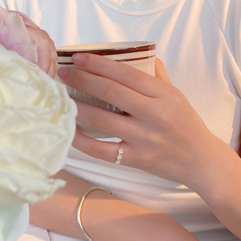 Three mini flowers silver ring