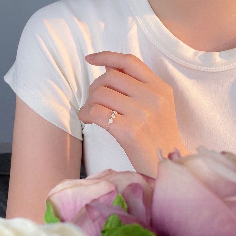 Three mini flowers silver ring