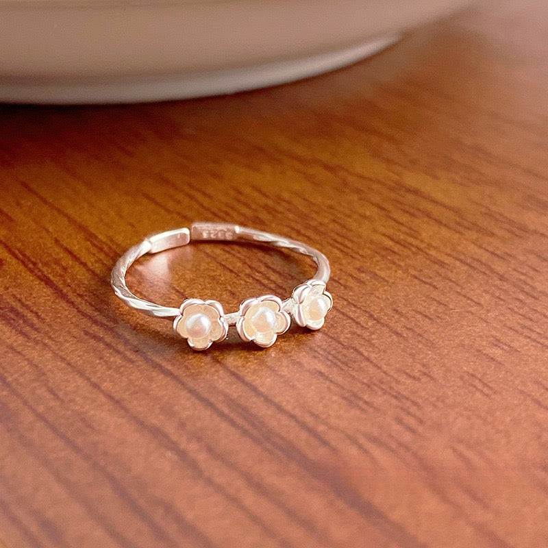 Three mini flowers silver ring