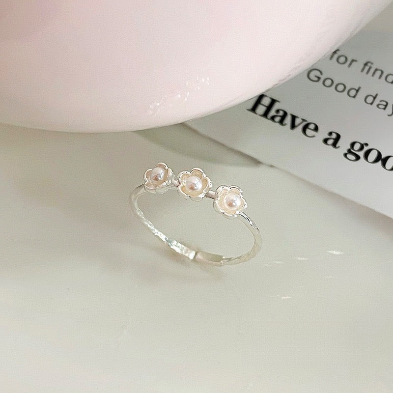 Three mini flowers silver ring