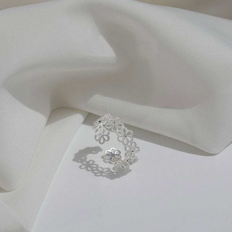 Delicate flower band ring