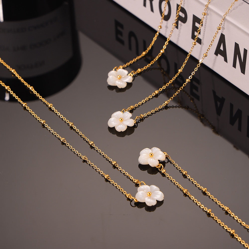 White flower bracelet and necklace set