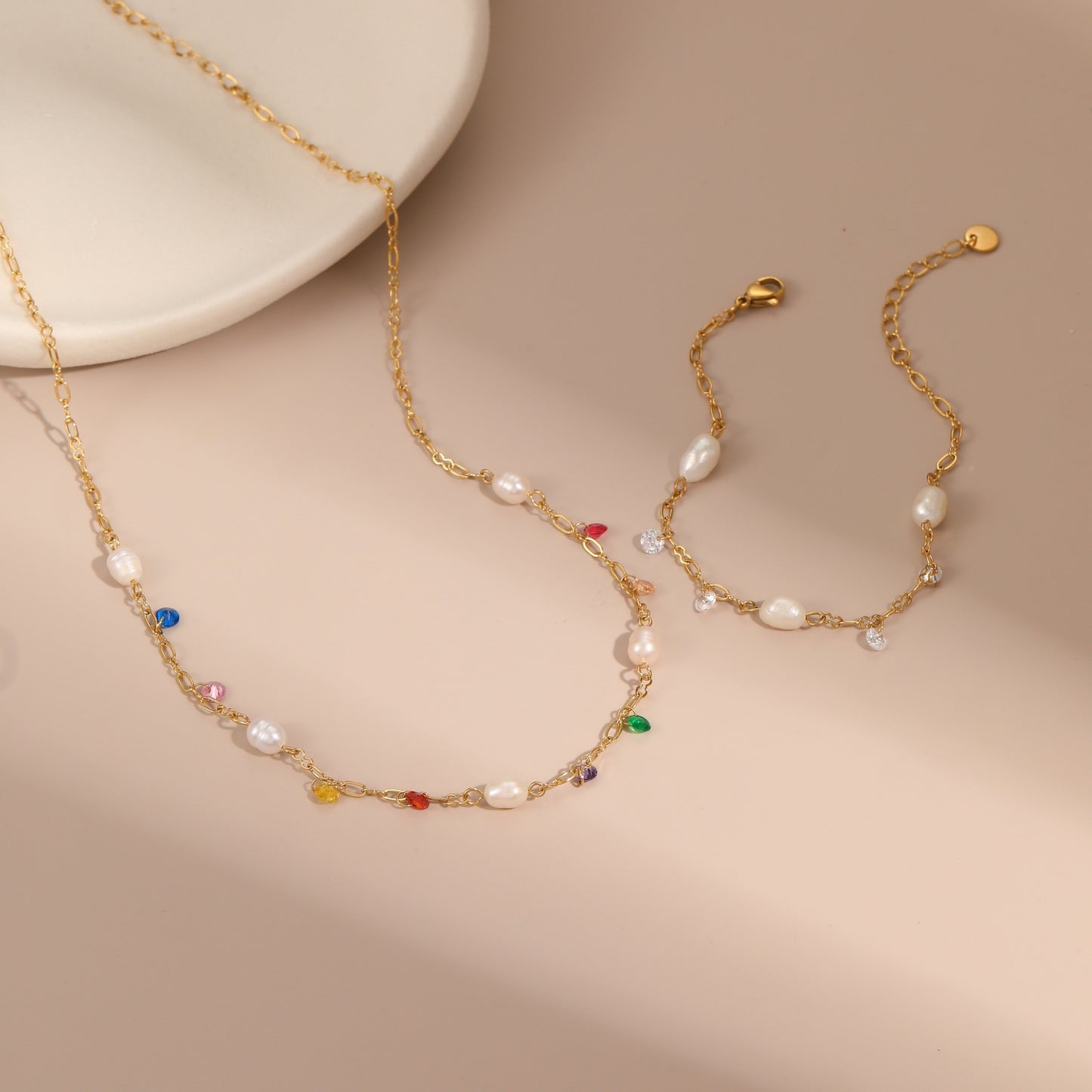 Cinta drop pearly necklace