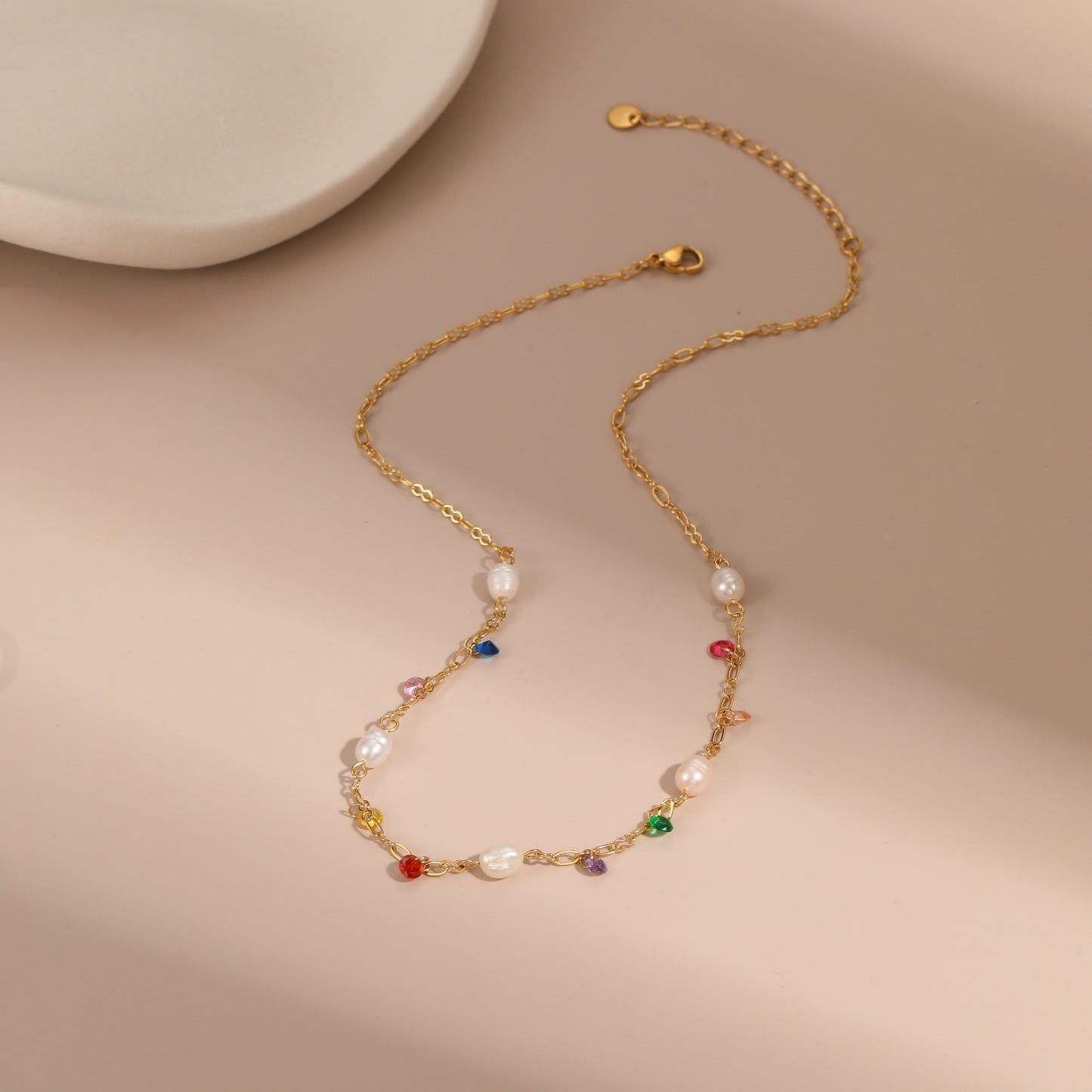 Cinta drop pearly necklace