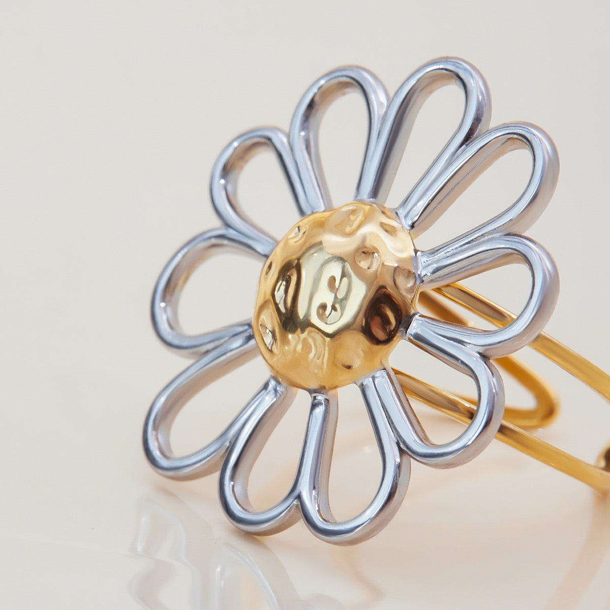 Two tones Daisy ring