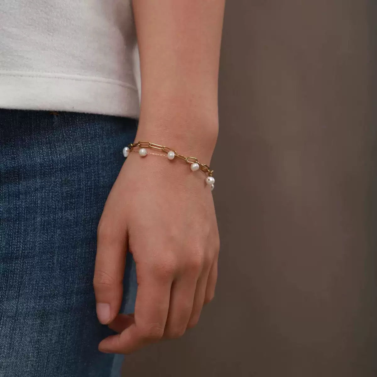 Layer pearls bracelet