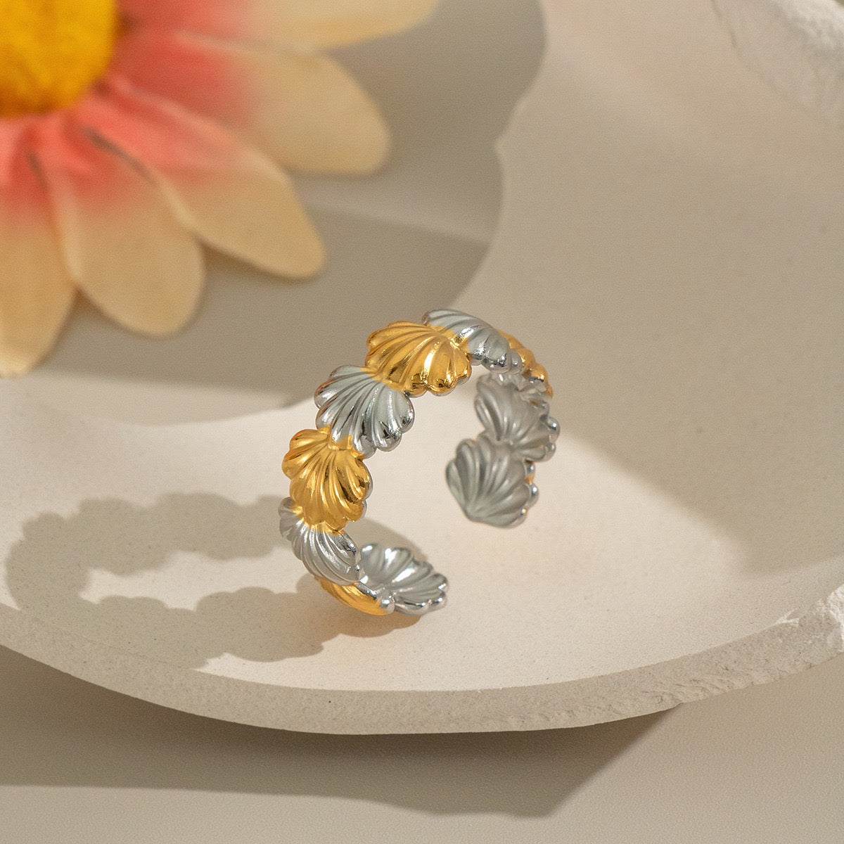 Two tones shell ring