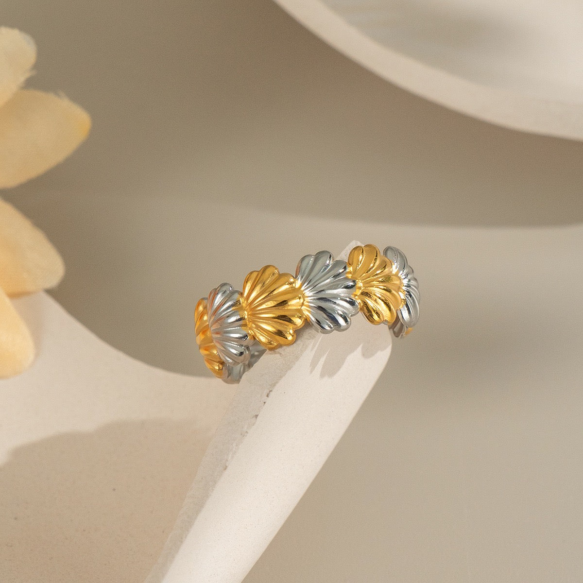 Two tones shell ring